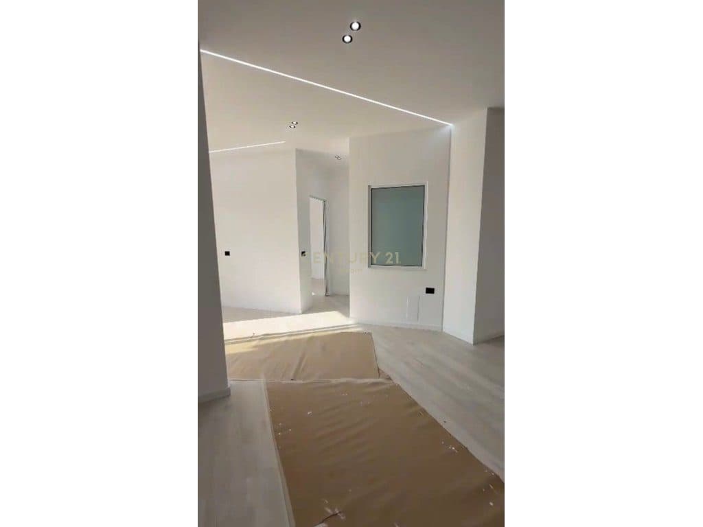 Shitet apartament 2+1 me verande në Lungomare, Vlorë – një mundësi perfekte për banim ose investim! 2