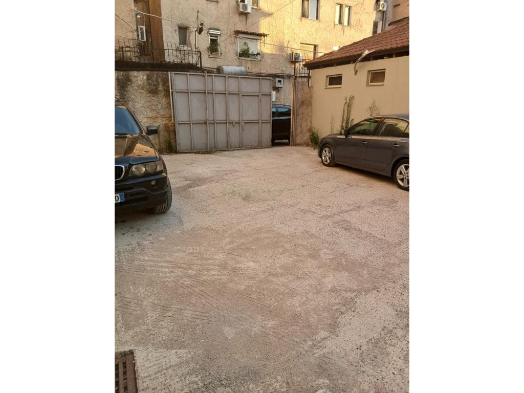 Ambjent Investimi + Post Parkimi në shitje | Xhamllik, Tiranë