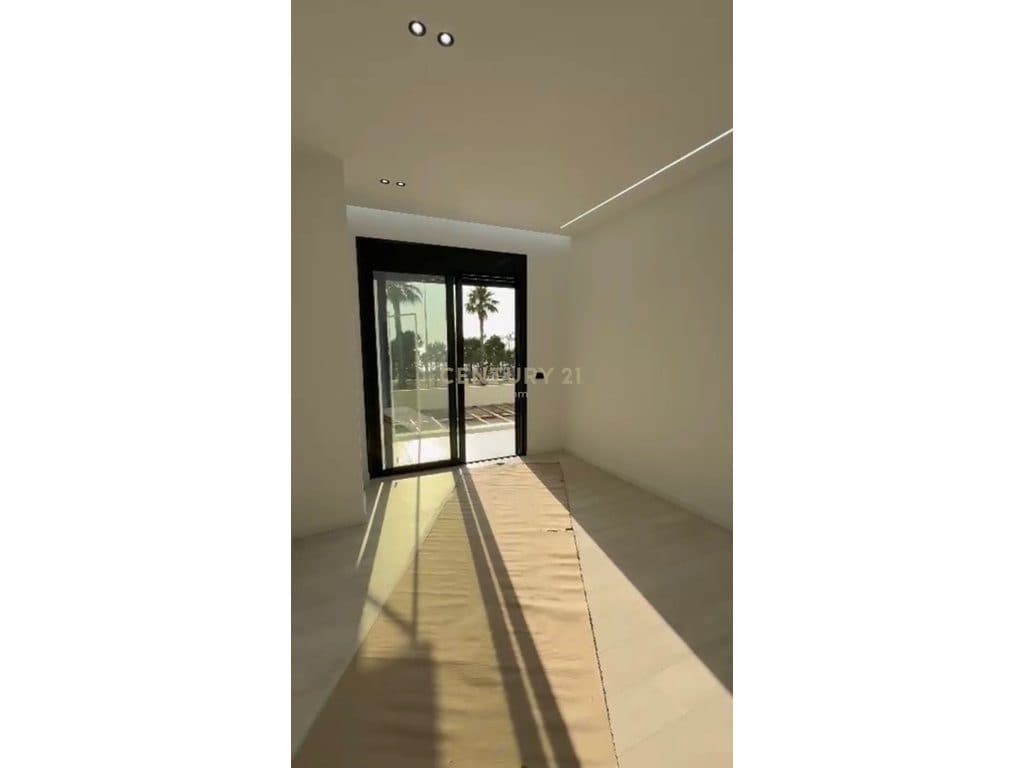 Shitet apartament 2+1 me verande në Lungomare, Vlorë – një mundësi perfekte për banim ose investim! 3