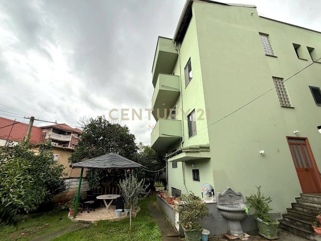 VILË PËR SHITJE - 526m² TEK FUSHA SPORTIT, LAPRAKË