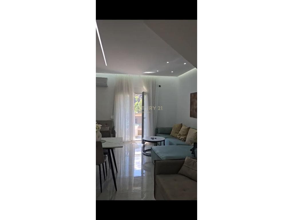 Shitet Apartament 1+1 me mobilim modern për investim, në qender të Librazhdit