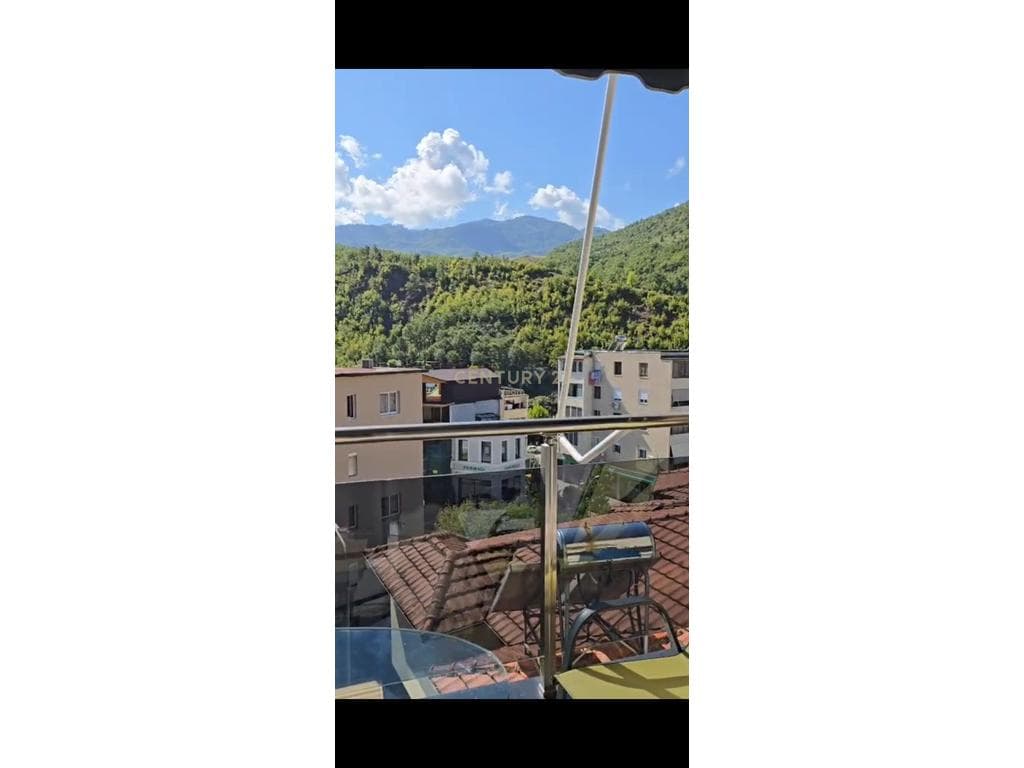 Shitet Apartament 1+1 me mobilim modern për investim, në qender të Librazhdit
