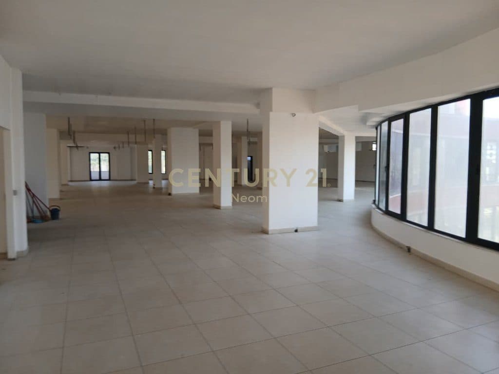 COMMERCIAL SPACE FOR SALE 1248M2 ON MAIN STREET - INSTITUTE 2