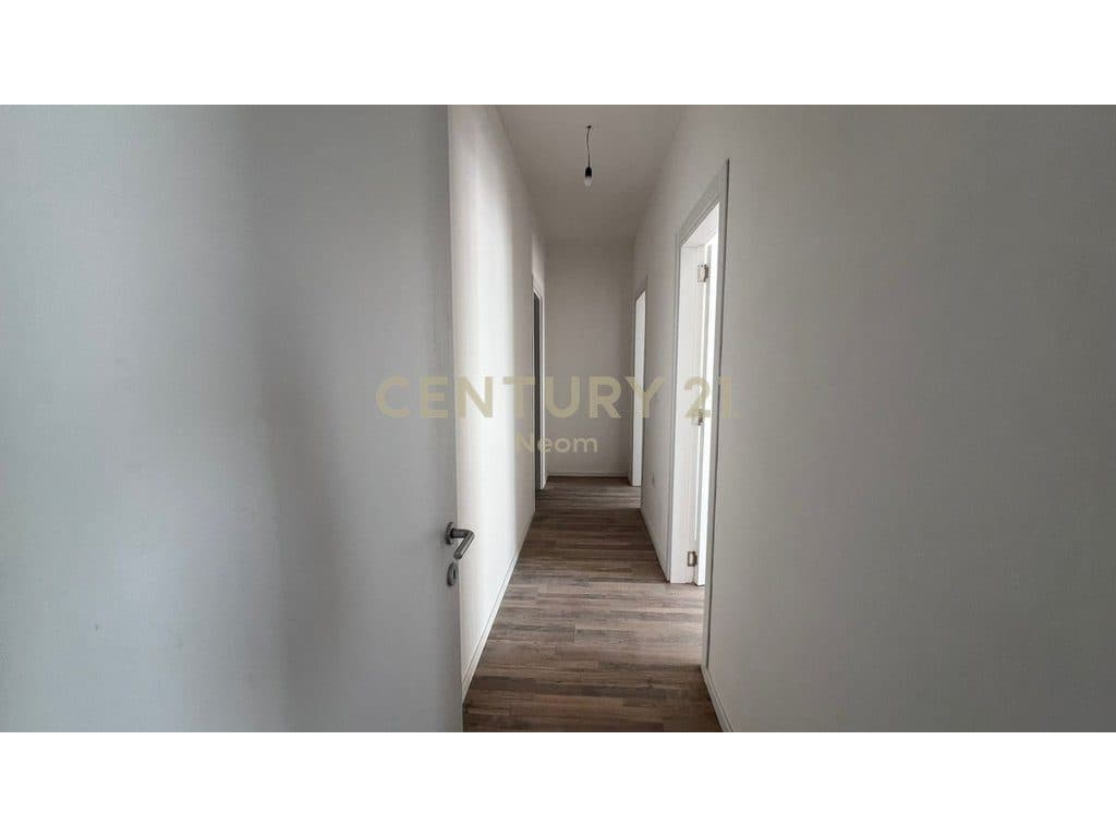 Shitet Apartament 2+1 – Tirana Entry 2 4