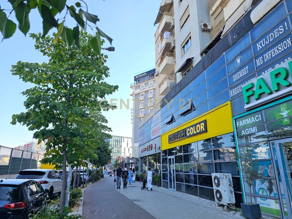 Ambient Komercial per Qira ne Astir