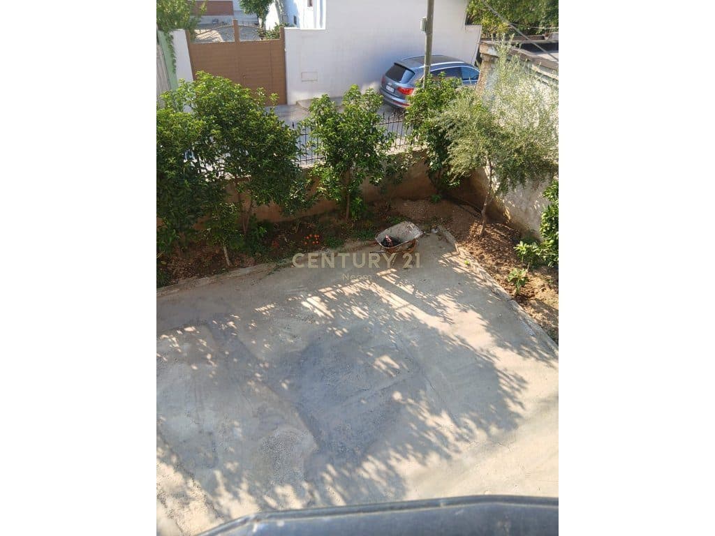 Jepet me Qira Apartament 2+1+Parkim i nje vile 2-katëshe, te Sheshi Shqiponja - 70000 ALL 2