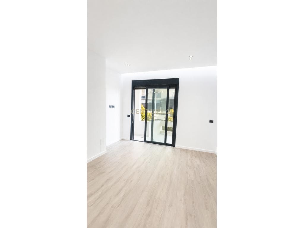 Shitet apartament 1+1 në Lungomare, Vlorë – një mundësi perfekte për banim ose investim! 2