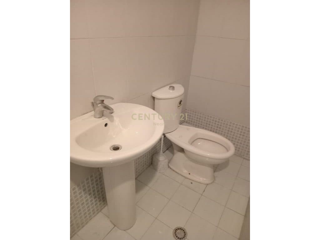Shitet Ambient Biznesi, kati 0, 21 dhjetori prane market Joena 4