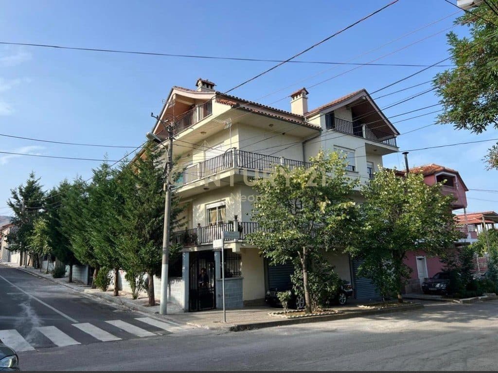 SHITET VILË 4-KATËSHE NË QENDËR TË KORÇËS - 130000 Euro