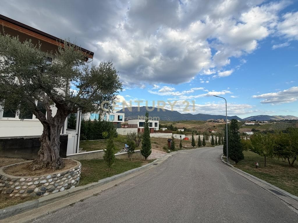 🏡 Vilë luksoze për shitje pranë TEG 4
