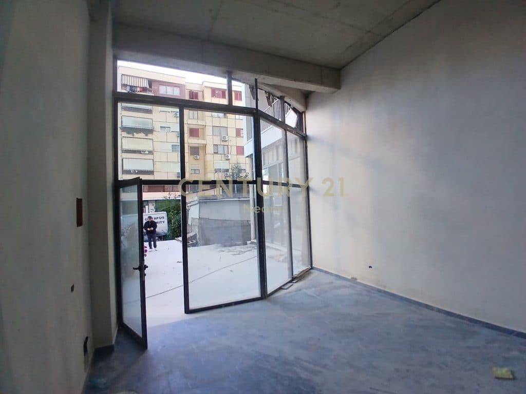 JEPET ME QIRA AMBIENT KOMERCIAL, ZOGU I ZI - 450 EURO 2