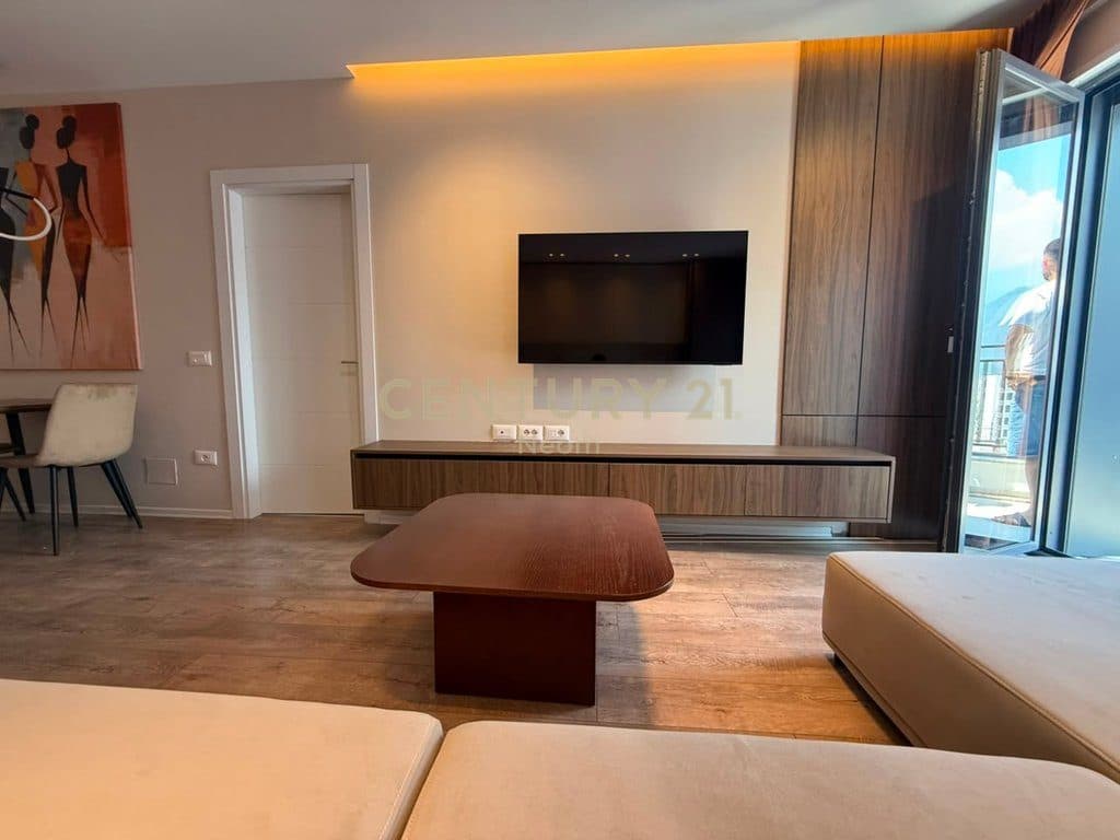 JEPET APARTAMENT LUKSOZ ME QIRA 2+1+PARKIM - 900 Euro, BULEVARDI I RI 2