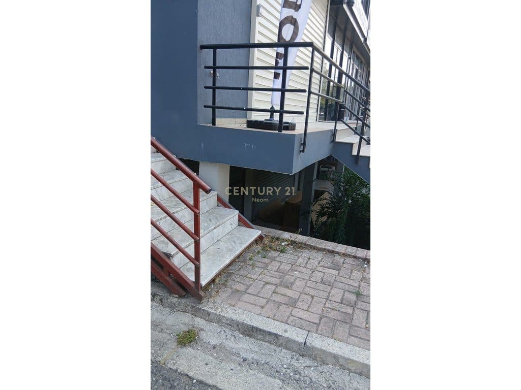 Jepet për Shitje Njësi Komerciale, në vijë të parë të rrugës pas terminalit të busave