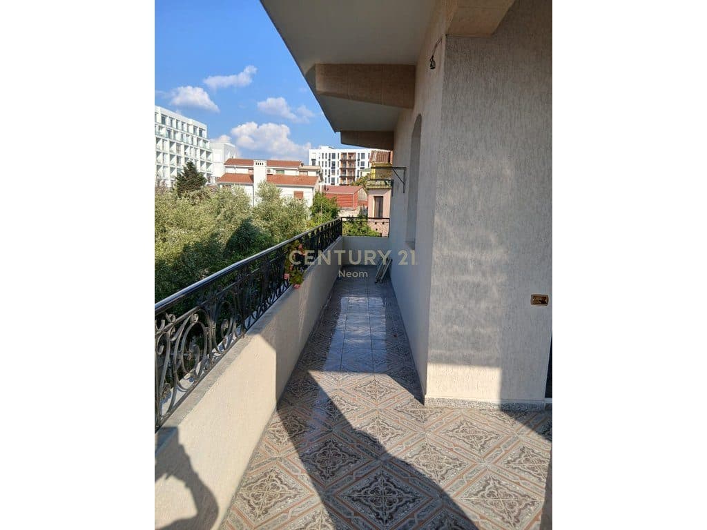 Jepet me Qira Apartament 2+1+Parkim i nje vile 2-katëshe, te Sheshi Shqiponja - 70000 ALL 3