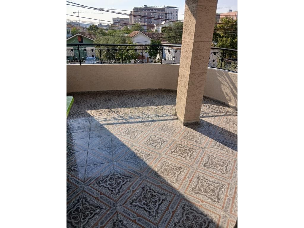 Jepet me Qira Apartament 2+1+Parkim i nje vile 2-katëshe, te Sheshi Shqiponja - 70000 ALL 4