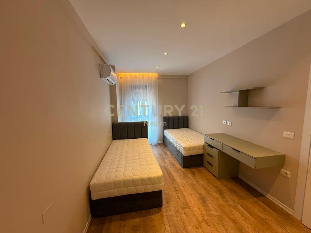 JEPET APARTAMENT LUKSOZ ME QIRA 2+1+PARKIM - 900 Euro, BULEVARDI I RI 4