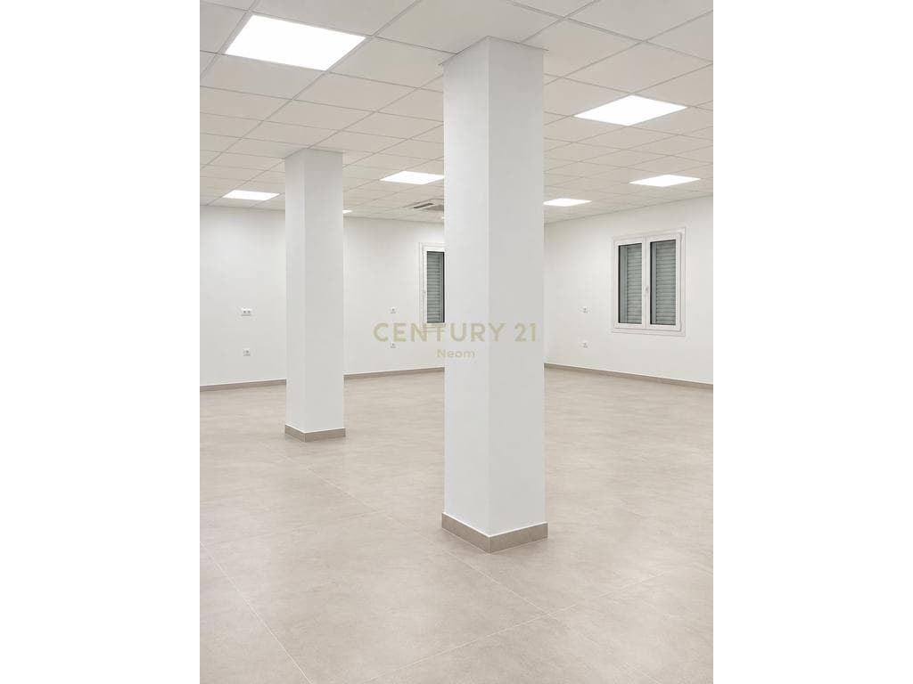 Jepet dyqan 130m2 dhe garazh, Paskuqan 3