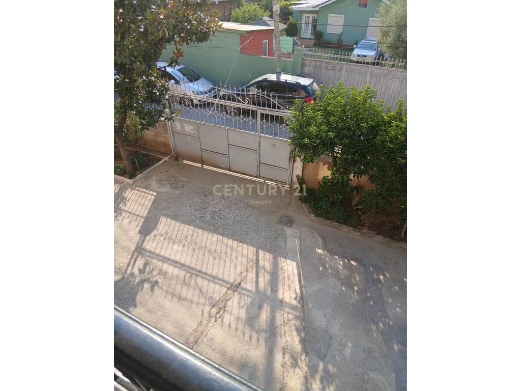 Jepet me Qira Apartament 2+1+Parkim i nje vile 2-katëshe, te Sheshi Shqiponja - 70000 ALL