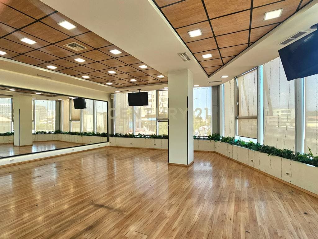 Ambient Komercial per Qira ne Astir 4