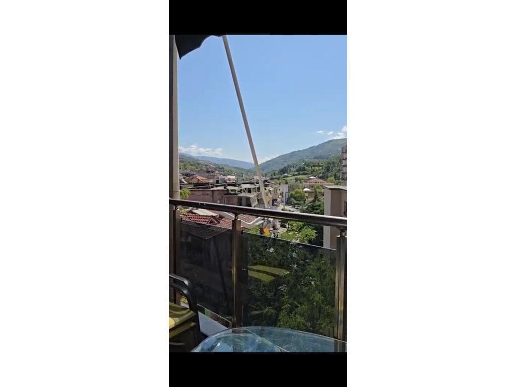 Shitet Apartament 1+1 me mobilim modern për investim, në qender të Librazhdit