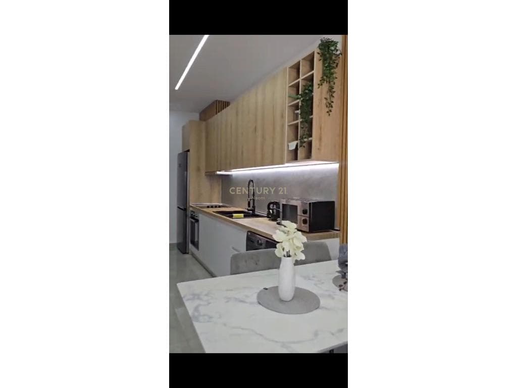 Shitet Apartament 1+1 me mobilim modern për investim, në qender të Librazhdit