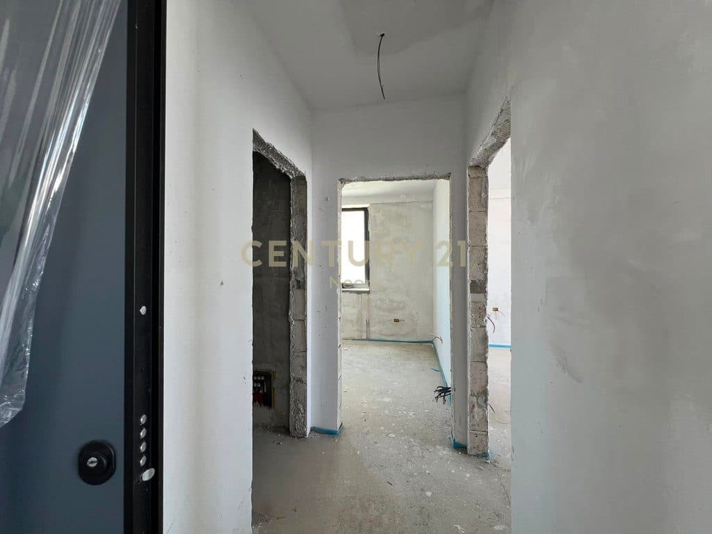 Shitet Apartament 2+1+post parkimi në Porto Lalzi, Hamallaj 2