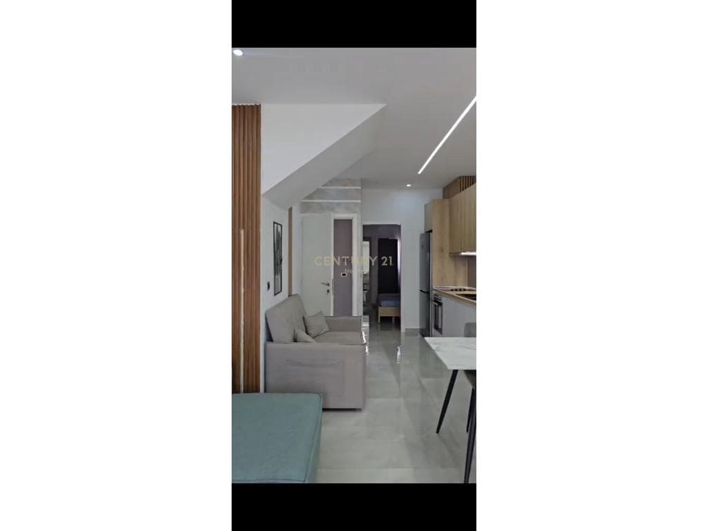 Shitet Apartament 1+1 me mobilim modern për investim, në qender të Librazhdit