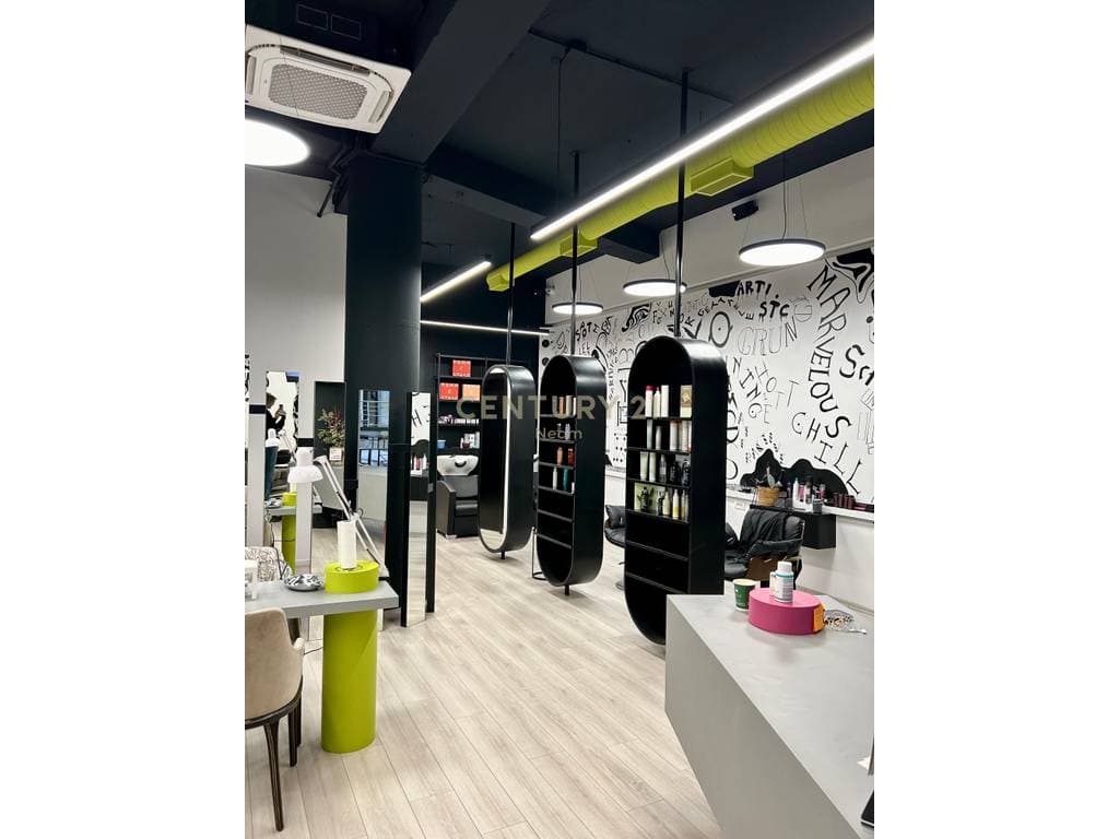 Shitet QENDËR ESTETIKE në Kristal Center 2