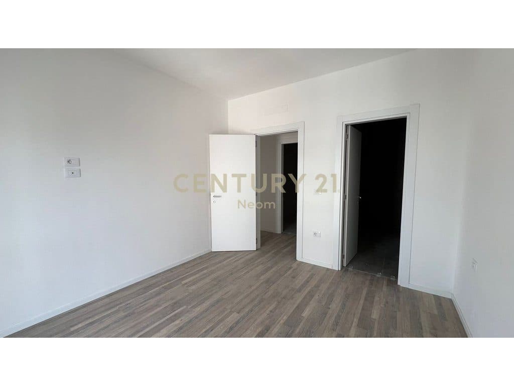 Shitet Apartament 2+1 – Tirana Entry 2 3