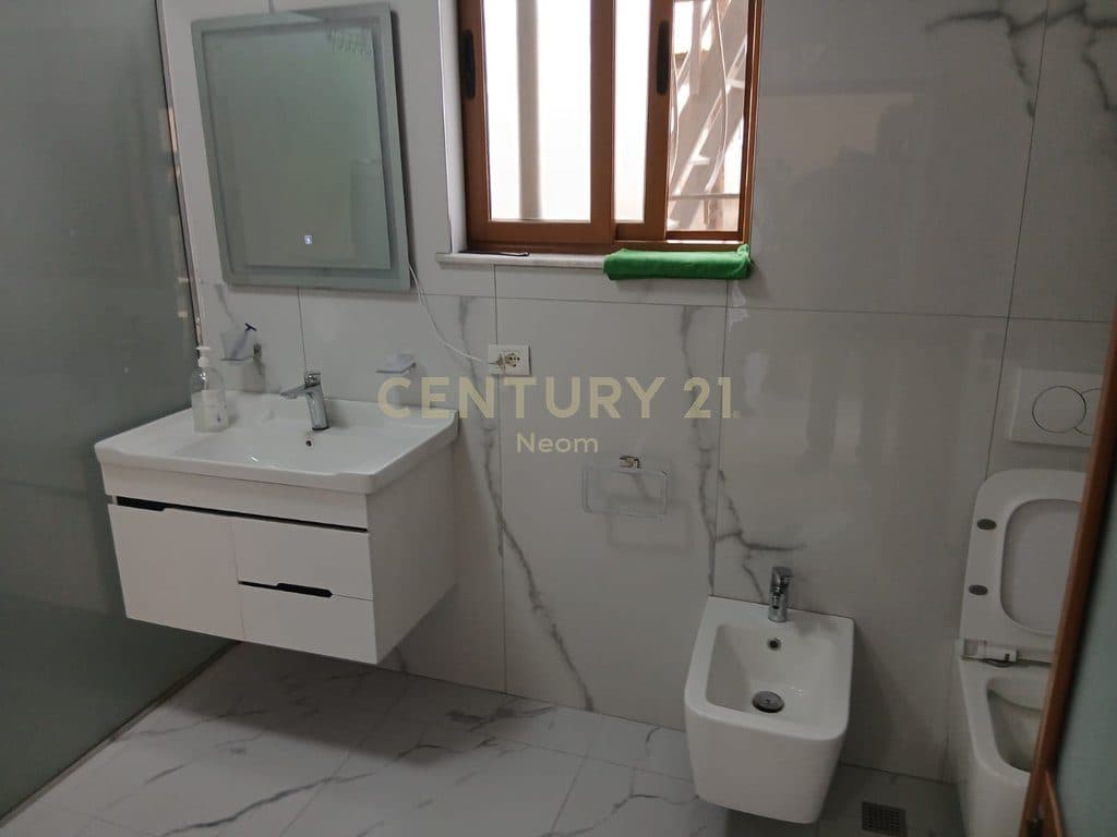 Jepet Apartament me Qira 1+1, Laprake - 50,000 ALL 4