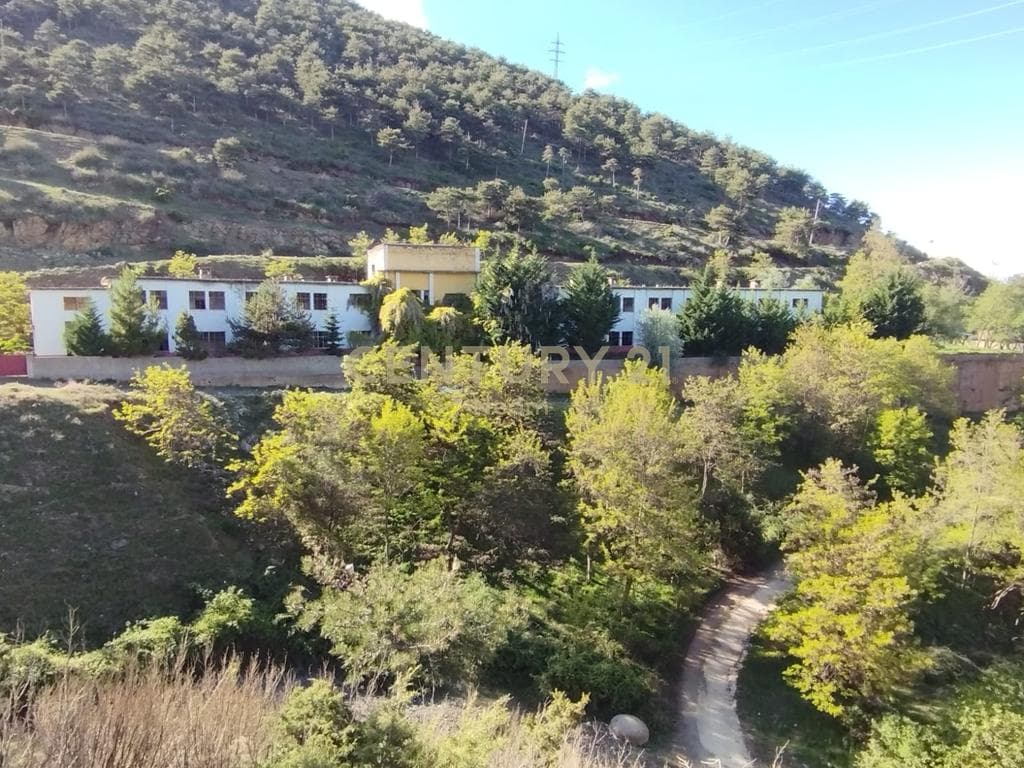 SHITET TOKE & OBJEKT INDUSTRIAL PER INVESTIM, ME PAMJE NGA LIQENI I OHRIT POGRADEC 2