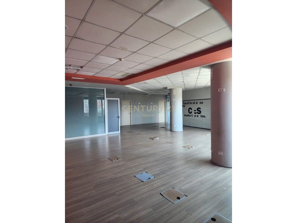 Ambient Komercial me Qira 230m2, Rruga e Kavajes