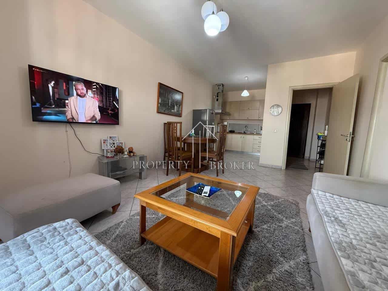 Jepet apartament 1+1 me qera afer rrethit, Yzberisht! 2