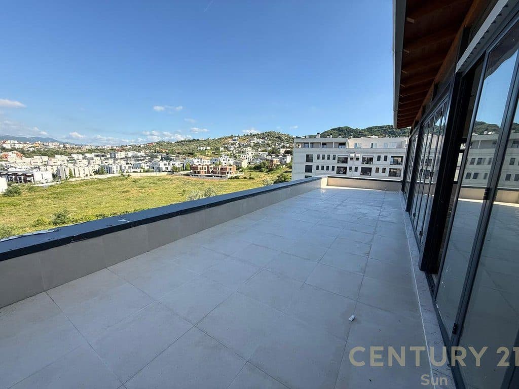 Penthouse ne shitje 3+1+2+ 2 poste parkimi te perfshira ne cmim te Liqeni i Thatë, Tirana