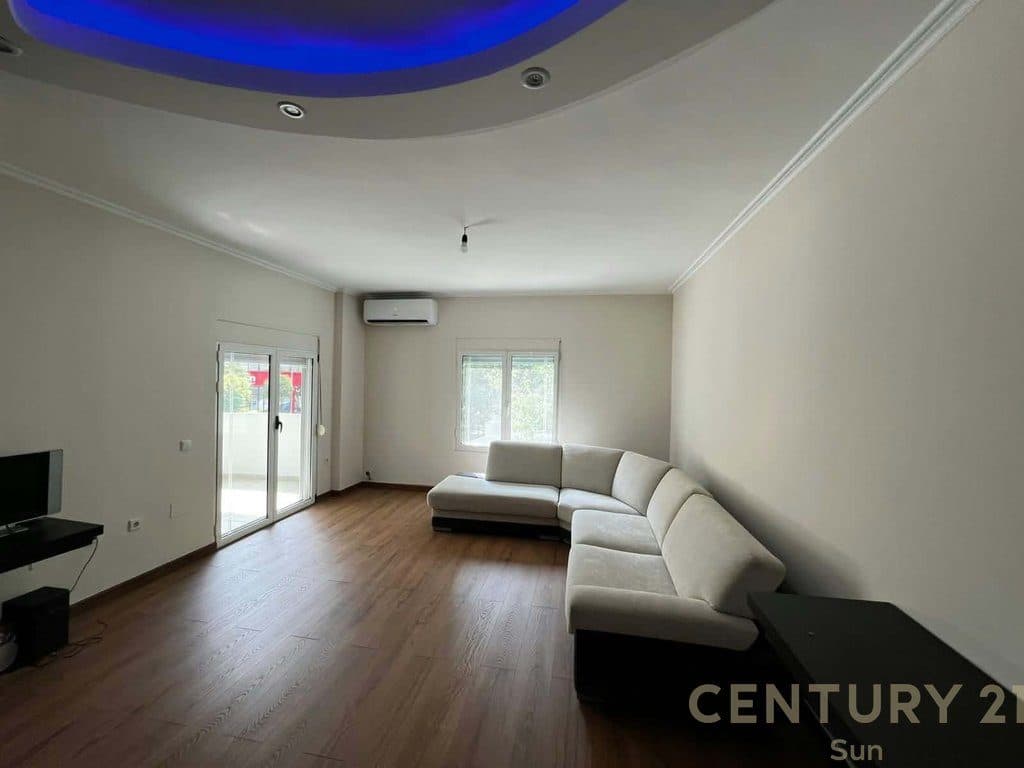 Apartament 2+1 Me Qira në Qendra Tregtare Kristal! 2