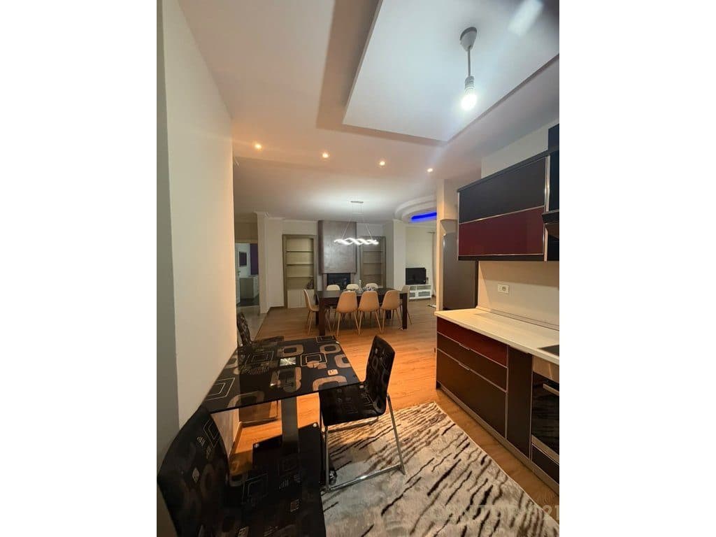 Apartament 2+1 Me Qira në Qendra Tregtare Kristal! 3