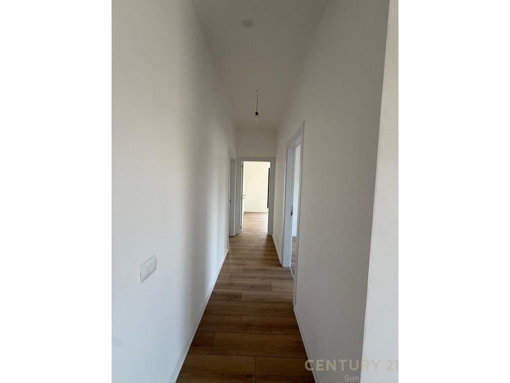JEPET ME QIRA APARTAMENT PER ZYRE 3+1+2+2 POSTE PARKIMI TEK RRUGA E BARRIKADAVE ! 4
