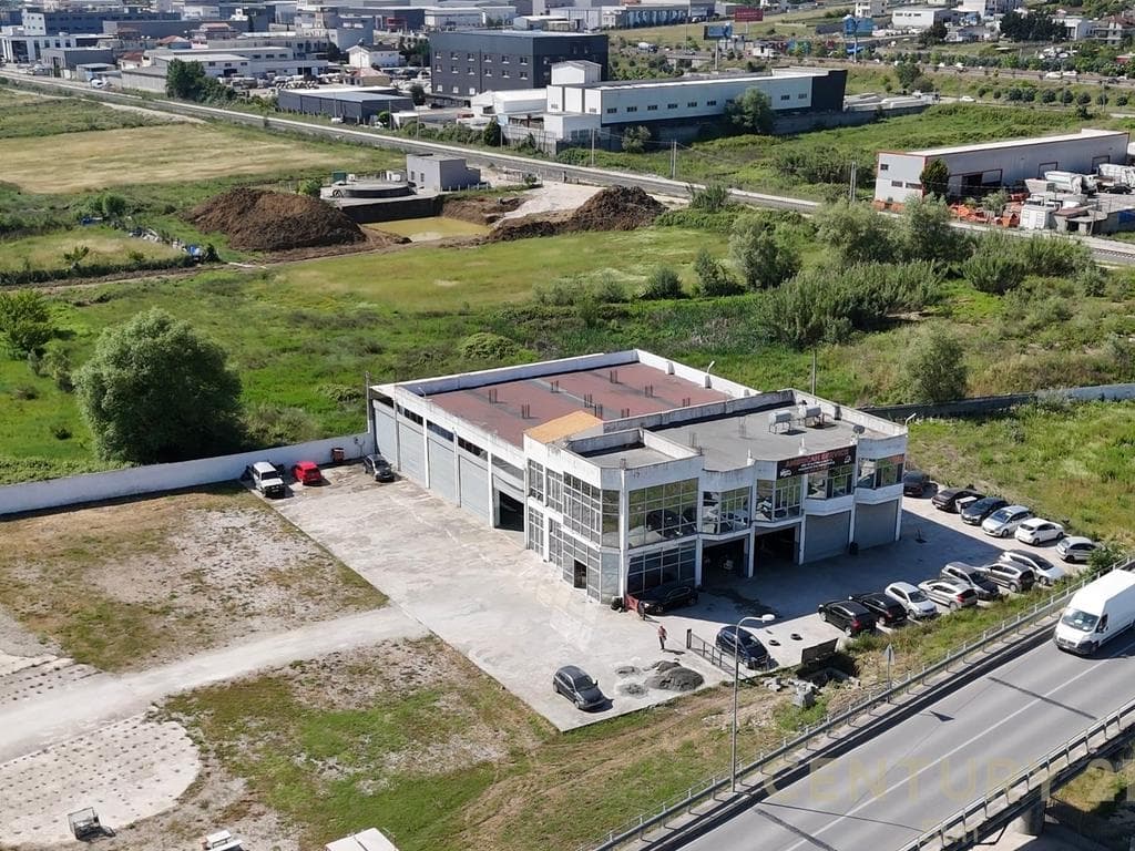 JEPET ME QIRA SERVIS/ GODINE MULTIFUNKSIONALE ME 10.000 M² TOKE NE VORE
