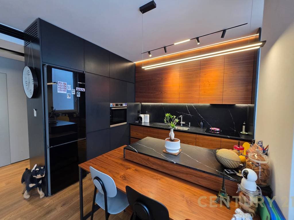 SHITET APARTAMENT 2+1 + POST PARKIMI NE BULEVARDIN E RI 4