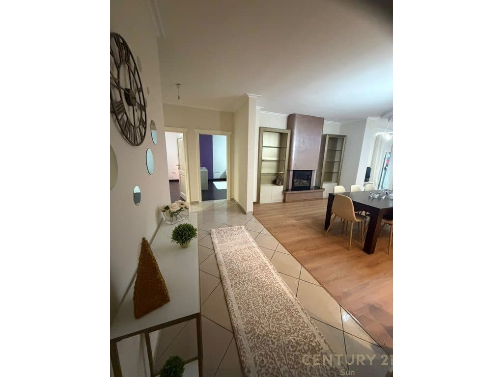 Apartament 2+1 Me Qira në Qendra Tregtare Kristal! 2