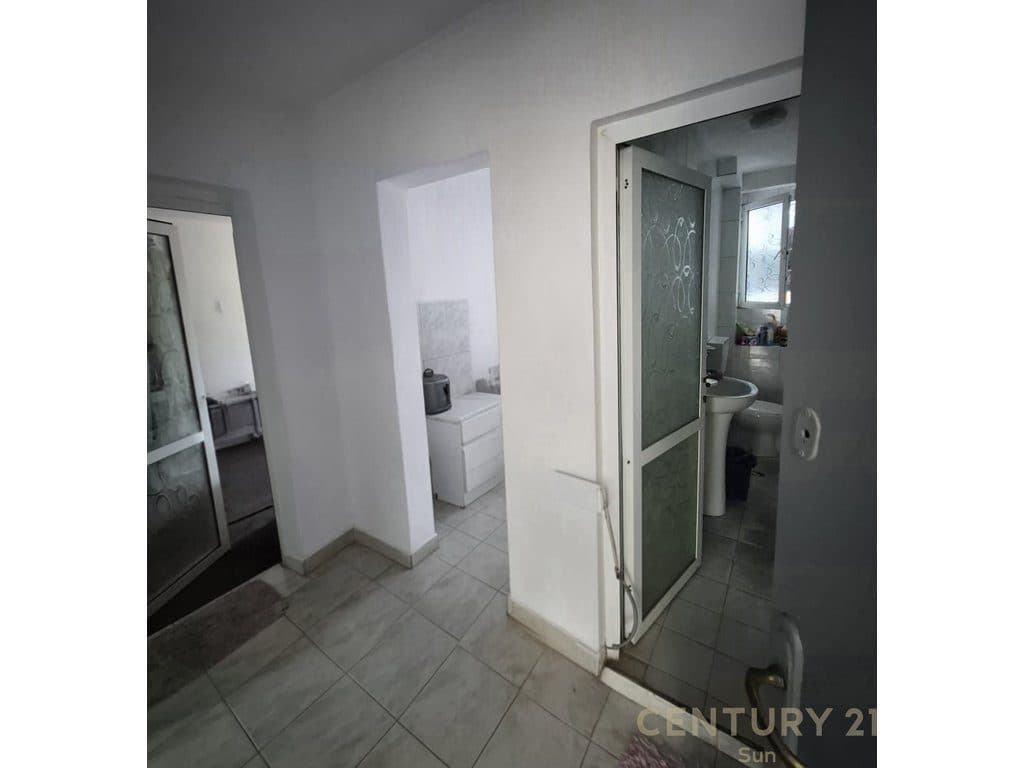 Apartament 1+1 për shitje – Rruga e Kavajës, pranë Garden Building! 2