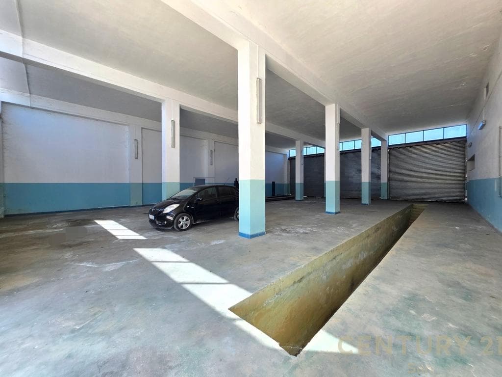 JEPET ME QIRA SERVIS/ GODINE MULTIFUNKSIONALE ME 10.000 M² TOKE NE VORE 2