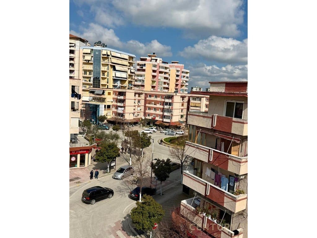 Godine komerciale+Biznes per shitje ne Fier