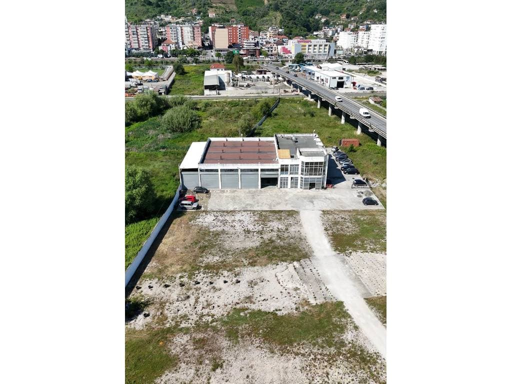 JEPET ME QIRA SERVIS/ GODINE MULTIFUNKSIONALE ME 10.000 M² TOKE NE VORE 4
