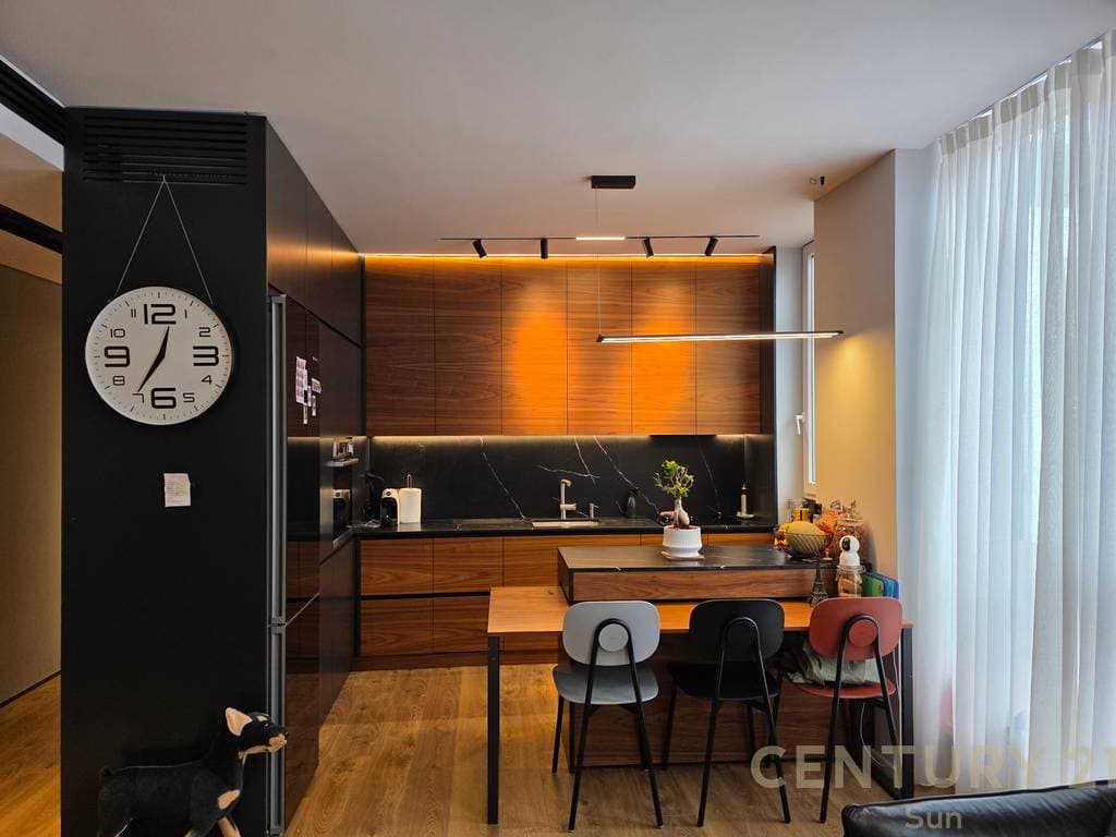 SHITET APARTAMENT 2+1 + POST PARKIMI NE BULEVARDIN E RI 3