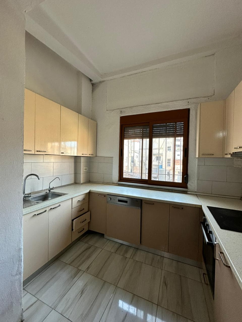 Jepet me Qira Apartament 3+1 | Blue Star, Durrës 2