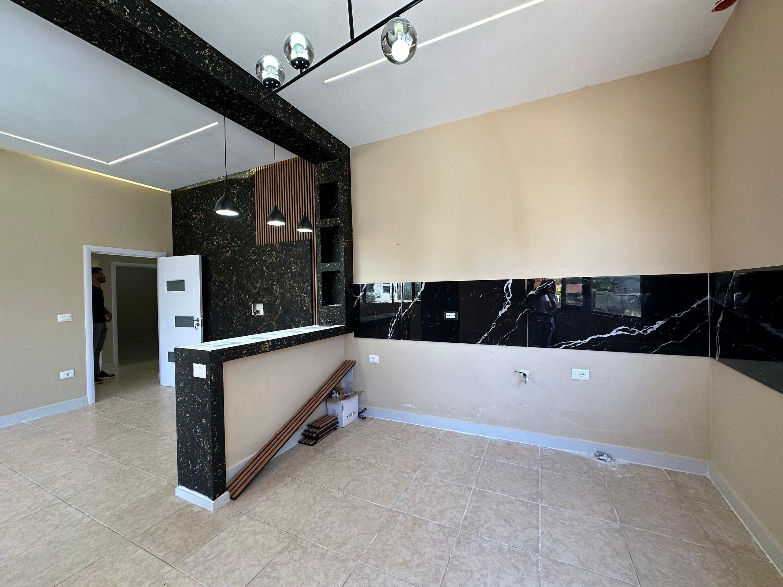 Shitet, Apartament 3+1, pranë Shkollës "Bajram Curri" Plazh. 2
