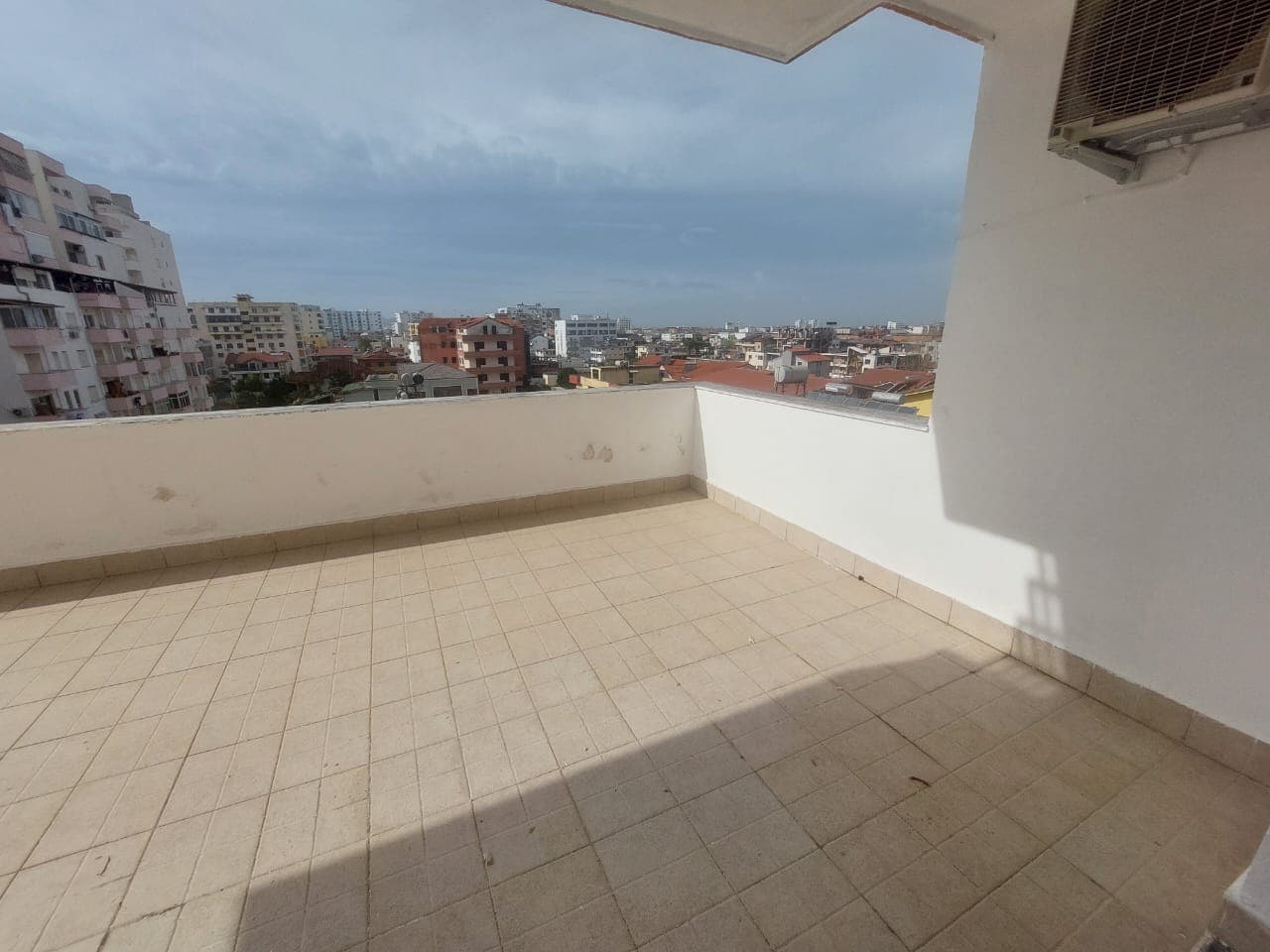 Jepet me Qira Apartament 2+1 | Rrota Kuqe, Plazh, Durrës