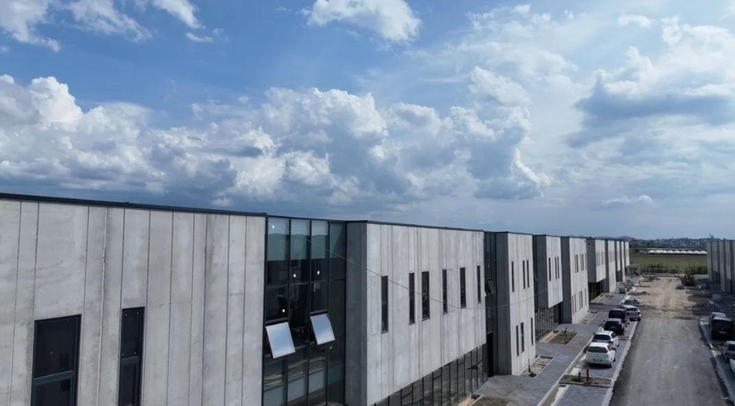 Shitet / Jepet me Qira Kapanon + Zyra | Investim Industrial | Sektor Rinia, Durrës