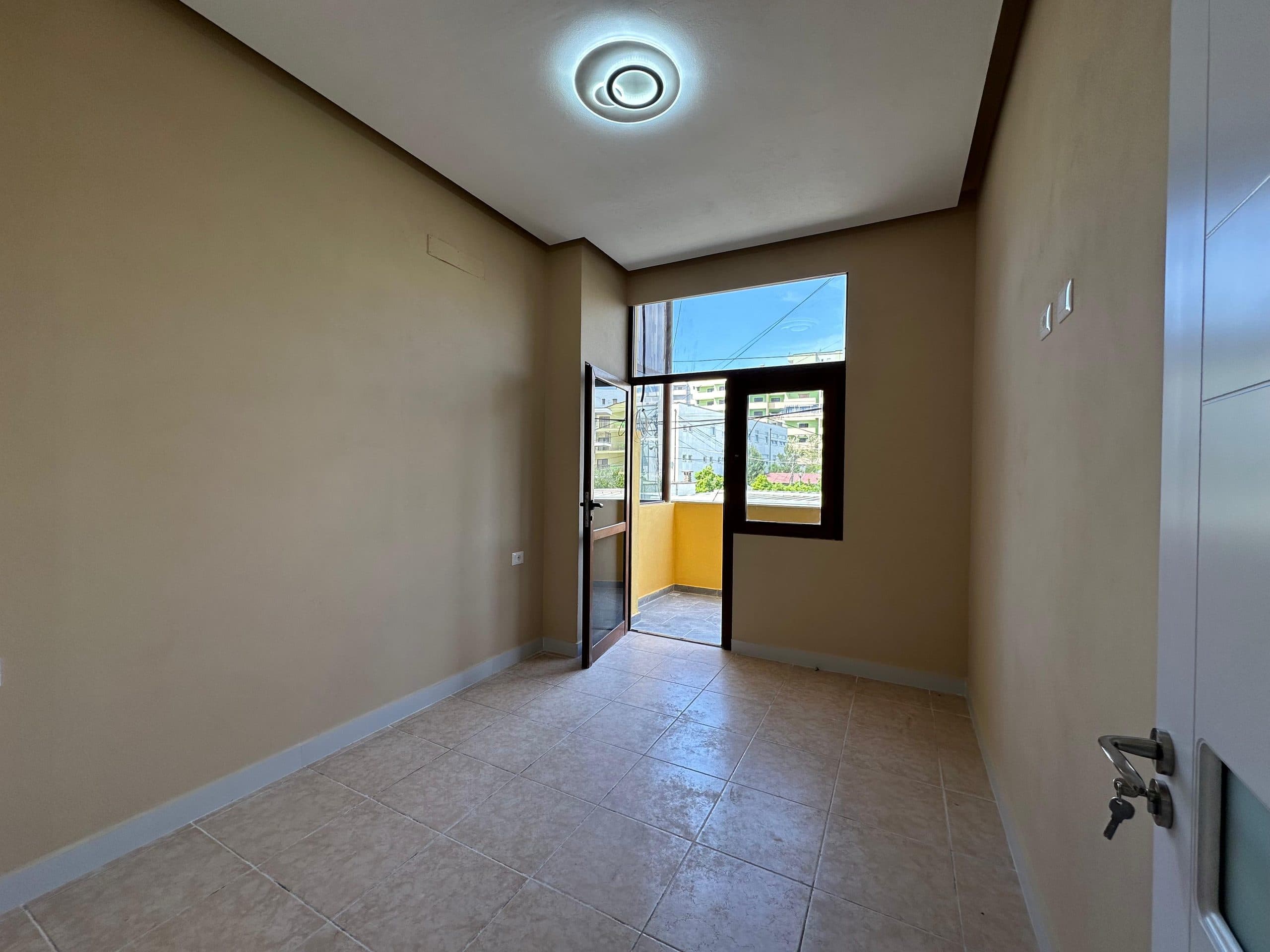 Shitet, Apartament 3+1, pranë Shkollës "Bajram Curri" Plazh. 4